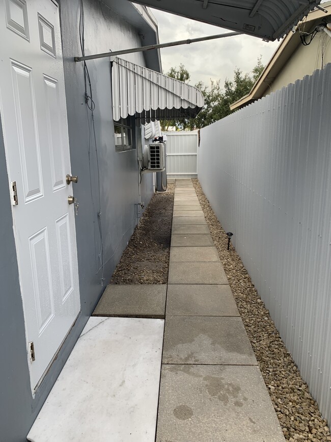 Private entrance - 3504 Bahama Dr