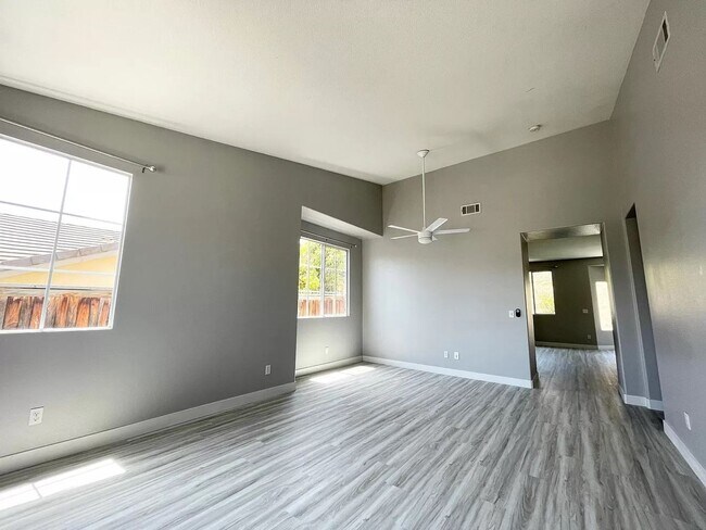 Foto del edificio - Charming Single-Story Home in Oceanside 3 Bedroom 2 Bath