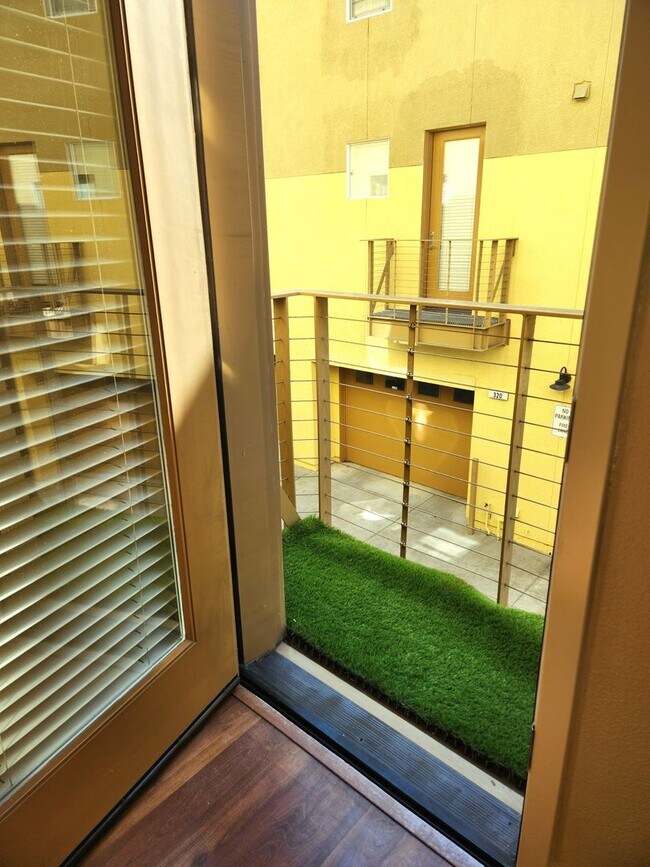 Foto del edificio - Bright & Sunny City Center townhouse style condo Great location, Nice 2 bedroom 2.5 bathroom