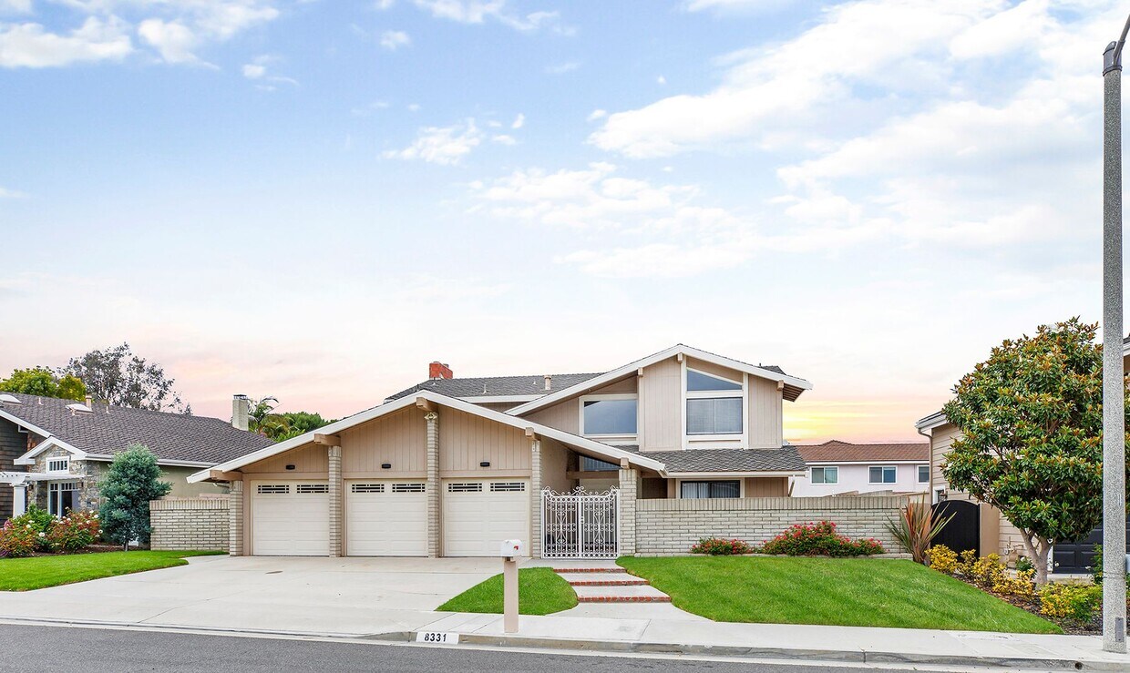 Primary Photo - Your Huntington Beach Oasis Awaits: Spacio...