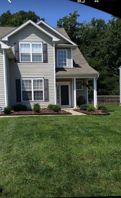 Foto principal - Charming 4-Bedroom 2.5 Bathroom Home locat...