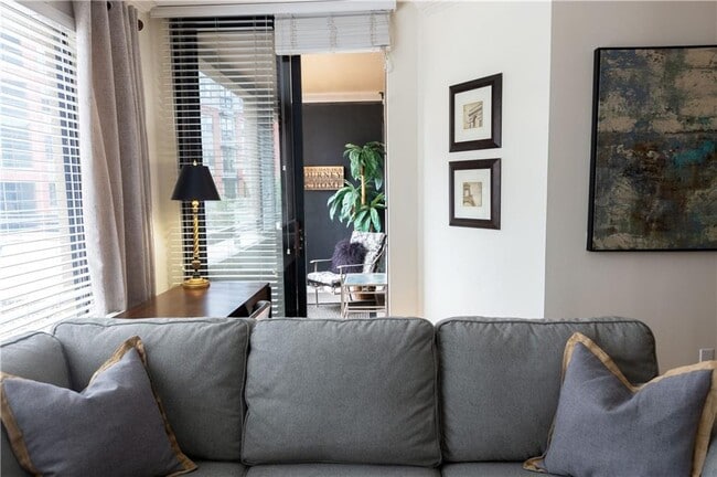 Building Photo - 3481 Lakeside Dr NE