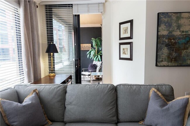 Foto del edificio - 3481 Lakeside Dr NE