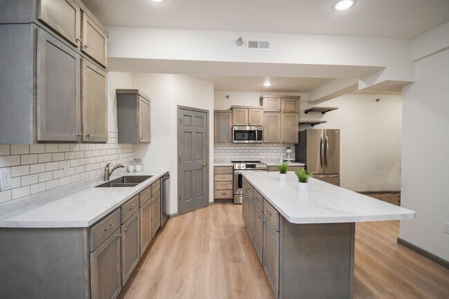 Foto del edificio - 7446 S Louise Ave