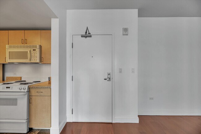 Building Photo - 425 W Beech St