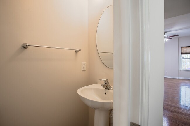 Building Photo - 3 Bedroom 2.5 Bathroom Townhome Convenient...