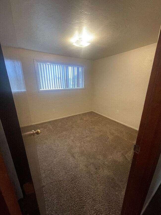 Foto del edificio - Large Two Bedroom Conveniently located Amenities!