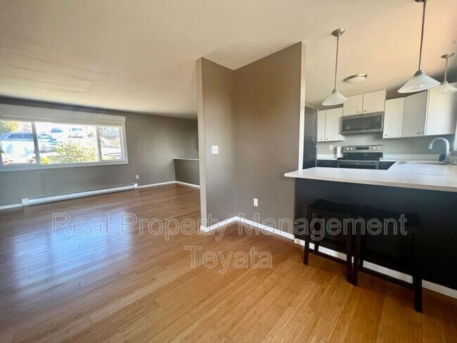 Building Photo - 2409 Crestline Dr