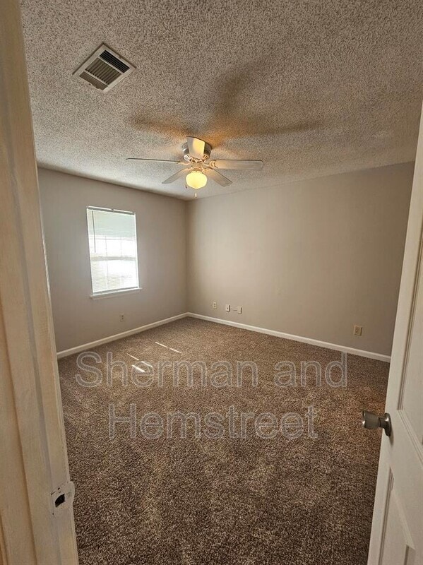 Building Photo - 408 Commons Dr