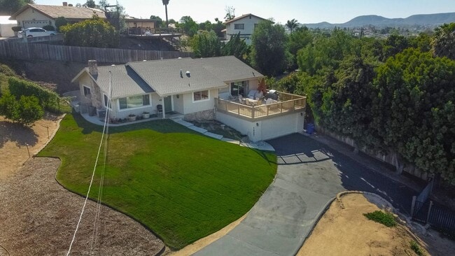 Building Photo - 1527 Calavo Dr