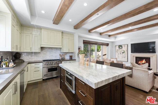 Building Photo - 823 S Bundy Dr