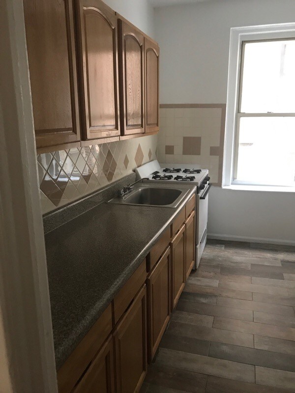 Foto principal - 2327 Valentine Ave