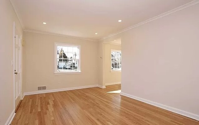 Building Photo - 8 Verplanck Ave