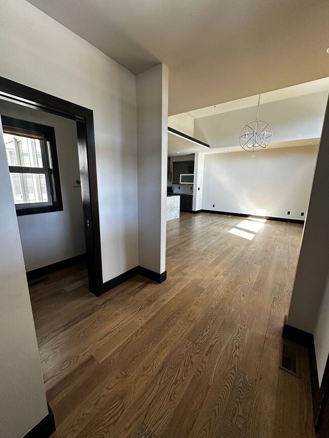 Building Photo - Gorgeous modern 5 bedroom - Minutes from MSU!