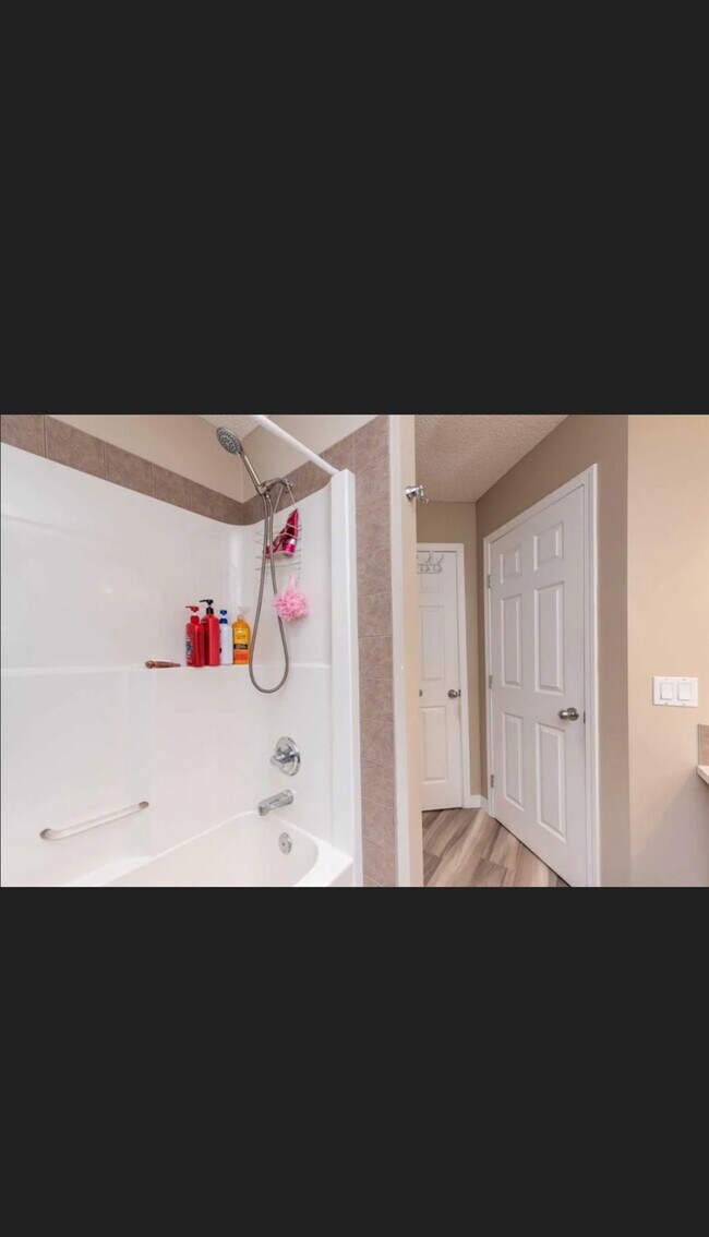 Building Photo - 286 Covecreek Close NE
