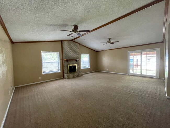 Building Photo - 1409 Farhills Dr