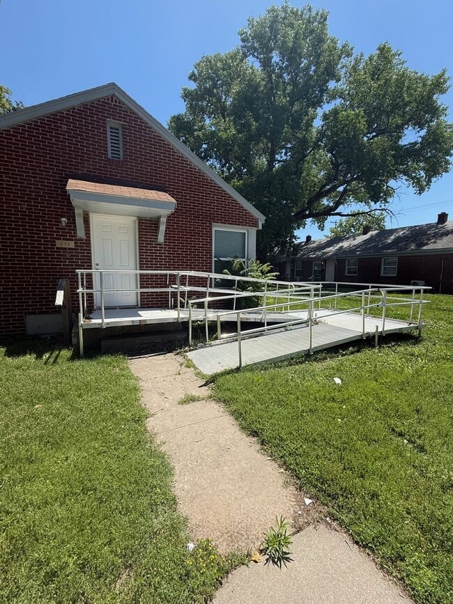 Building Photo - Spacious 2 Bed / 1 Bath Quadplex Near Down...