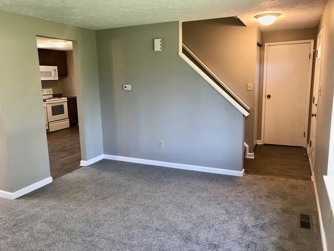 Building Photo - Gorgeous 4 Bedroom 2.5 Bathroom Two Story ...