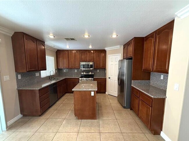 Building Photo - 5565 Golden Palms Ct