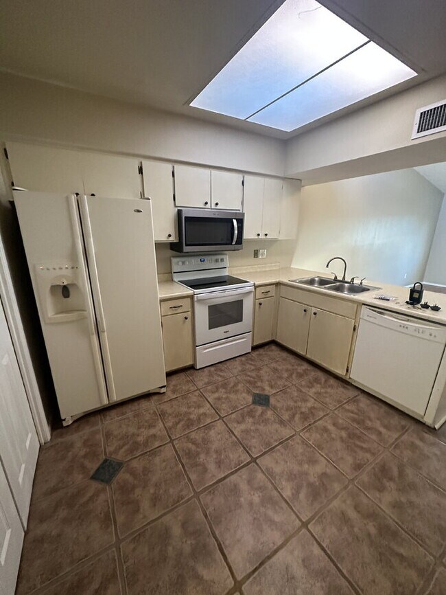 Foto del edificio - Townhome in non-age restricted area of Green Valley