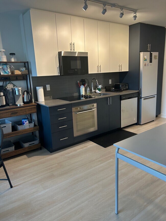 modern kitchen - 415 Main St W