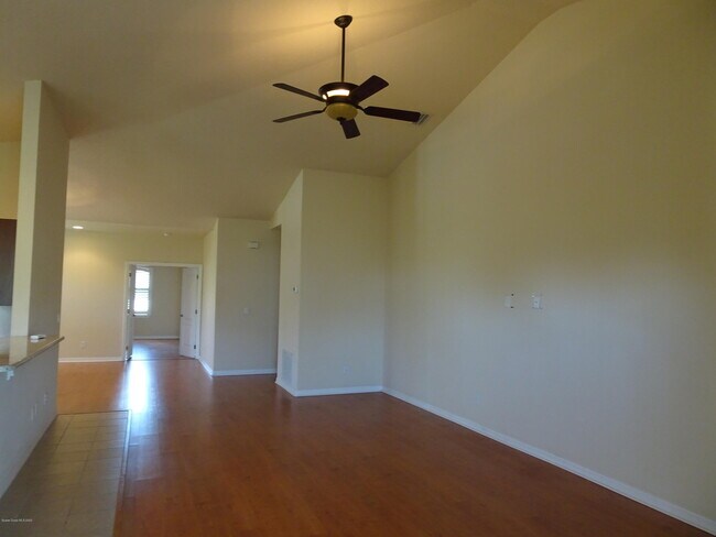 Building Photo - 1020 Venetian Dr
