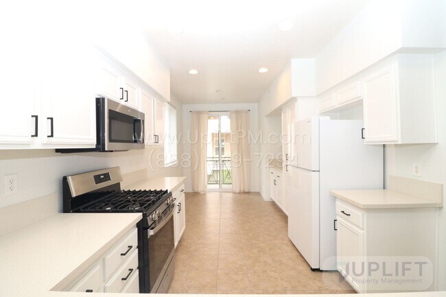 Building Photo - 2 Bed, 2 Bath Condo w/ Attached 2 Car Gara...