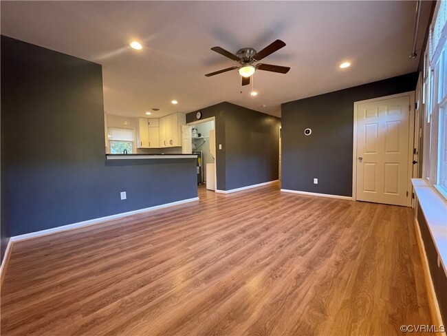 Foto del edificio - 9813 Colemans Lake Rd