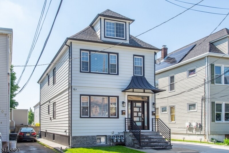 Primary Photo - 109 Blaine St