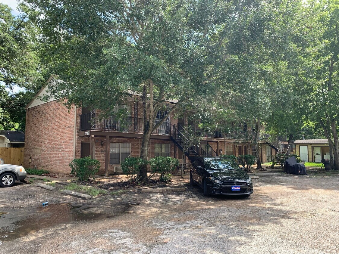 1719 6th St Apartments in Rosenberg, TX