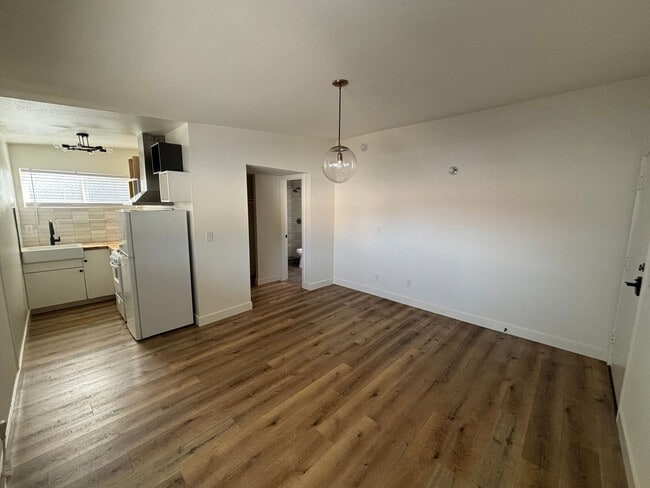 Building Photo - 831 S Flower St