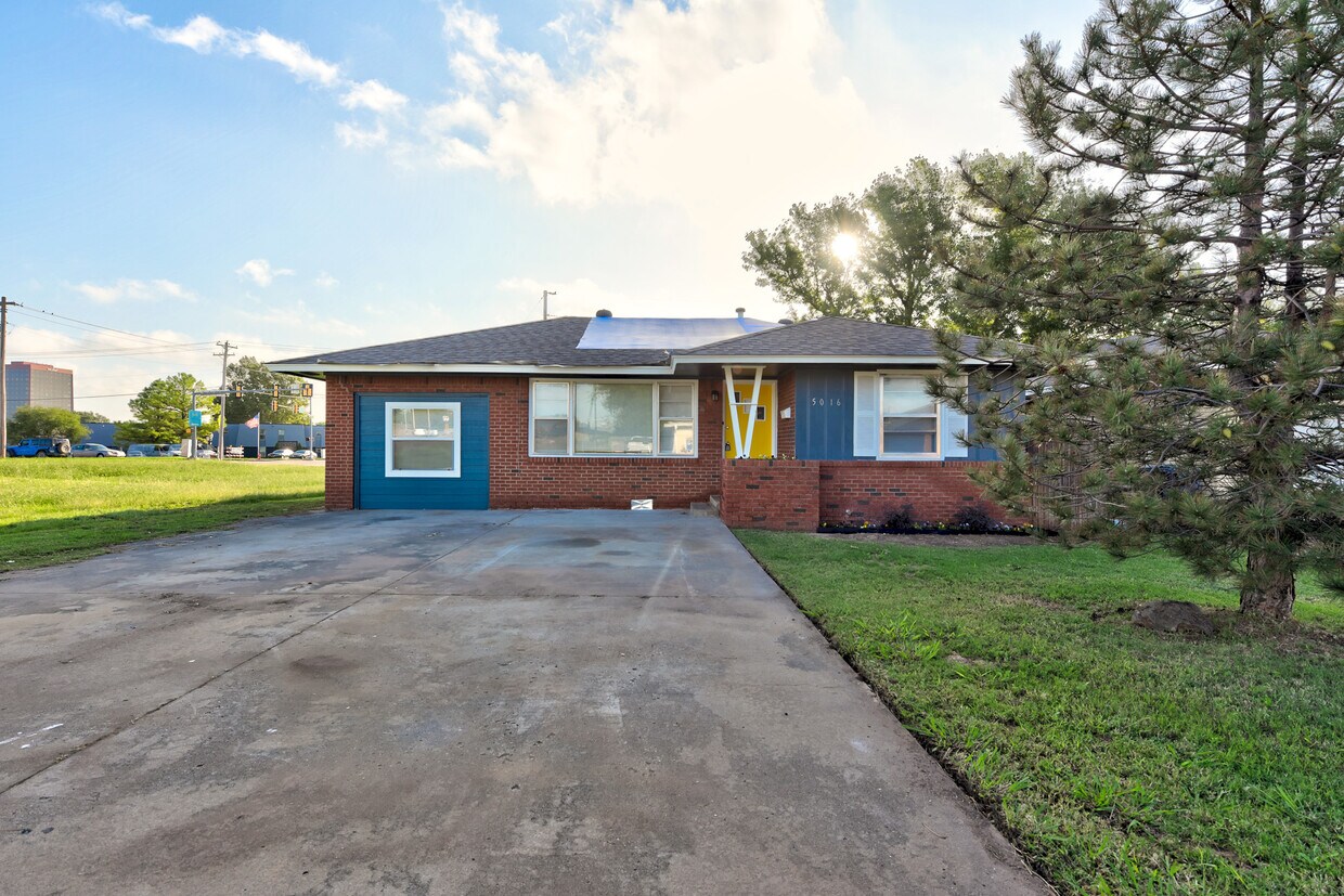 Primary Photo - 5016 N Woodward Ave