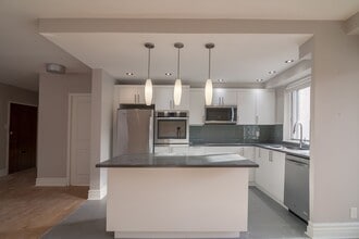 Building Photo - 4555 Av. Bonavista