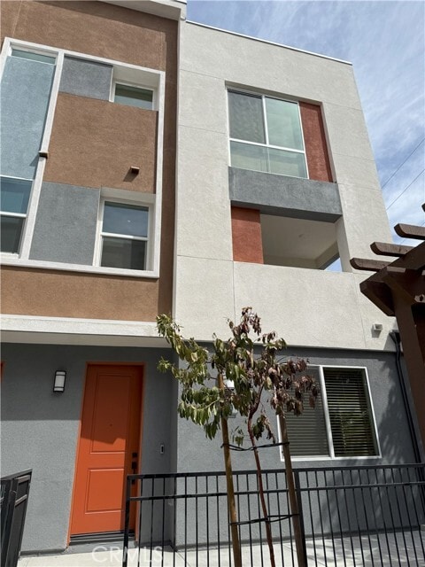 Foto del edificio - 1816 E 1st St
