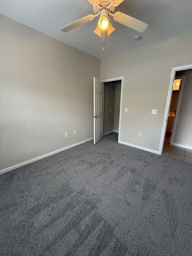 Foto del edificio - RENT SPECIAL! Freshly Painted! New Carpet!...