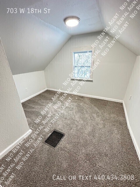 Building Photo - 703 W 18th St