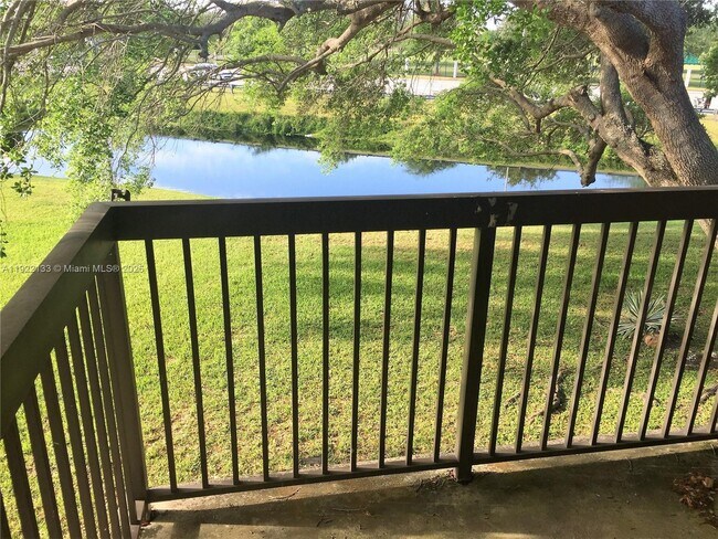 Foto del edificio - 6061 Shaker Wood Cir