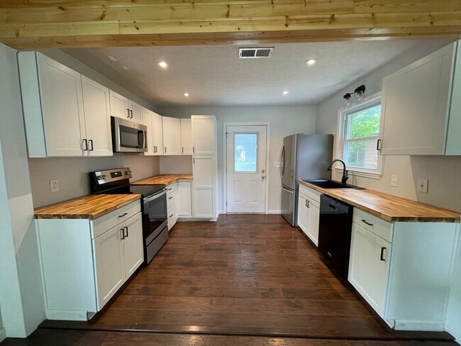 Building Photo - 4BD/1.5BA Single Family Home