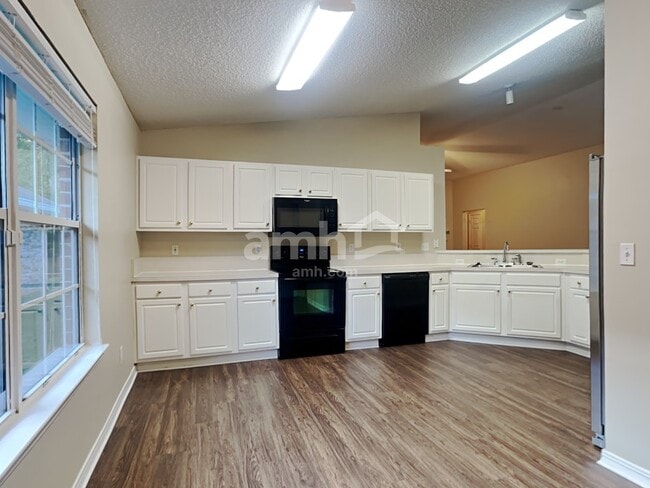 Building Photo - 6265 Ironside Dr N