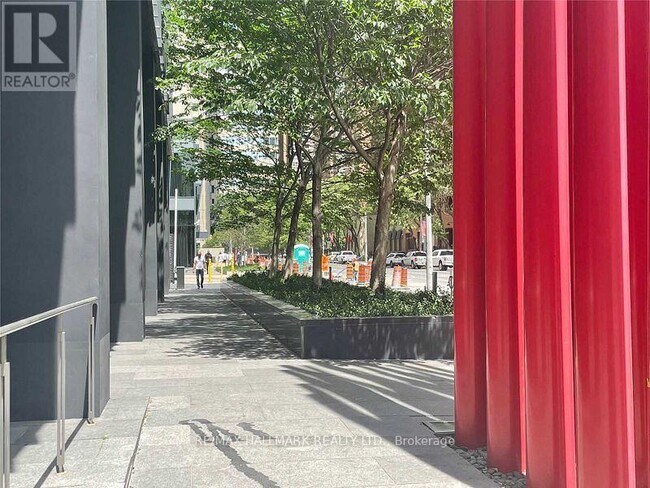 Building Photo - 110 Charles St E