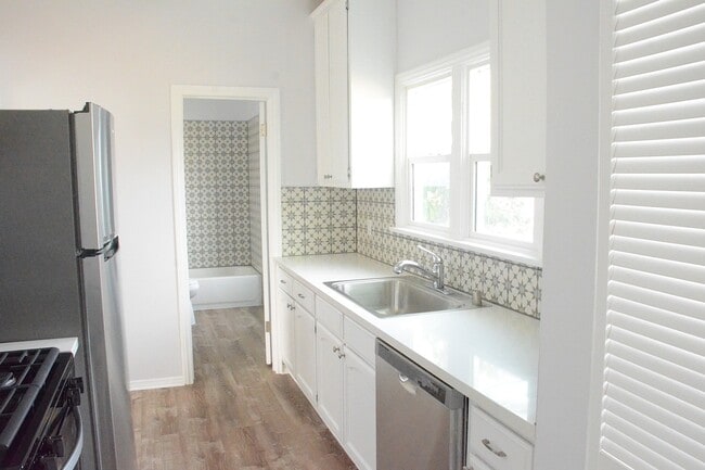 Building Photo - 2543 S Burnside Ave