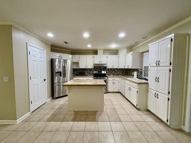 Building Photo - 115 Lakeside Dr