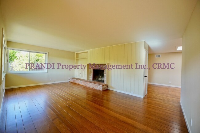 Building Photo - Available Now! 3 Bedroom Kentfield home.