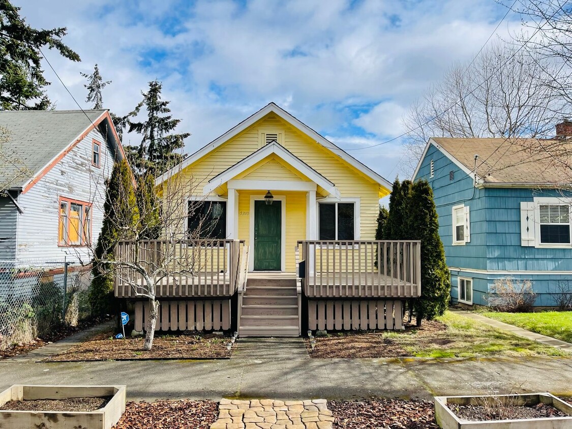 Primary Photo - Renovated Craftsman Bungalow in Quiet Beac...