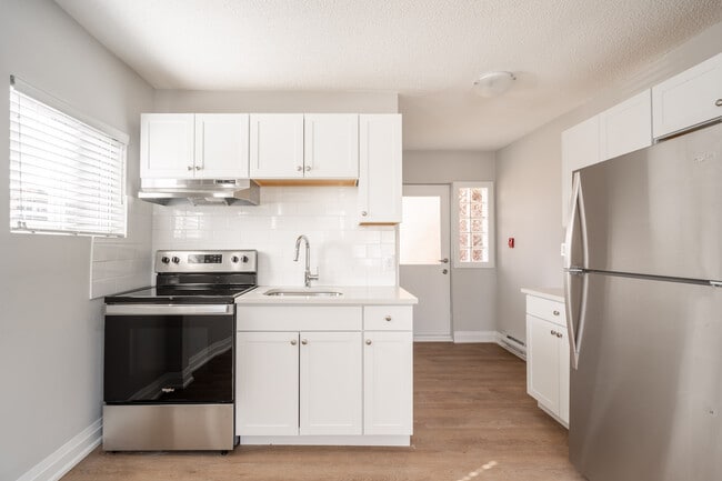 Building Photo - Spacious 1 Bedroom