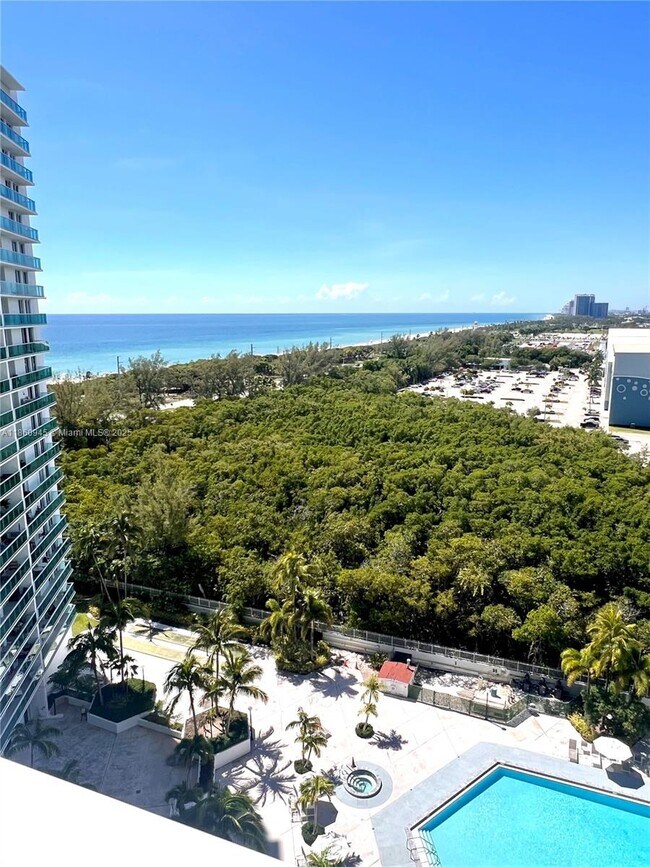 Foto del edificio - 100 Bayview Dr