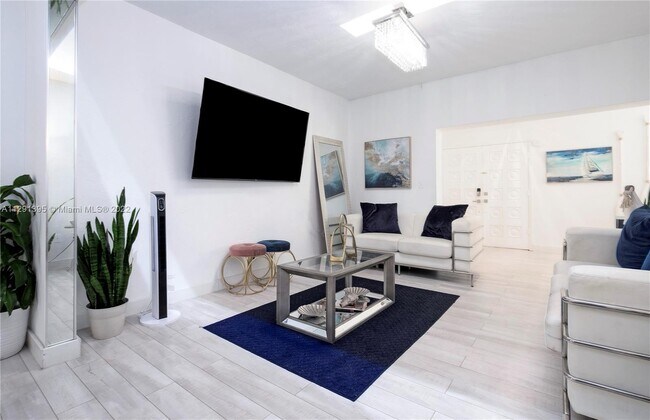 Building Photo - 8918 Harding Ave