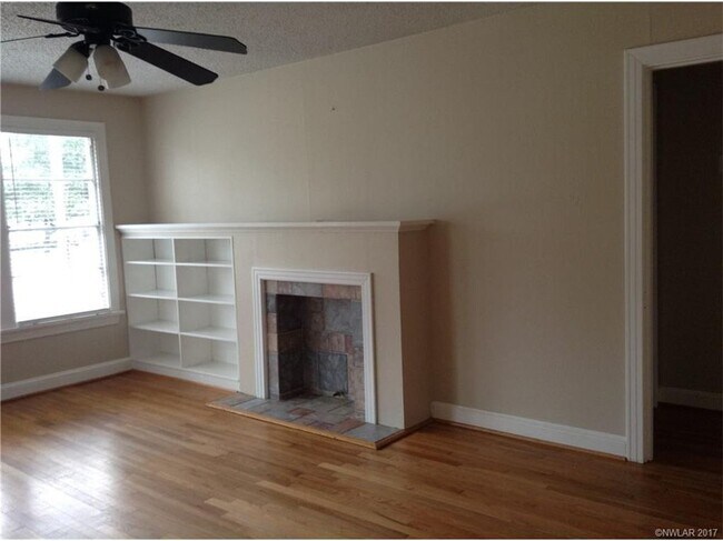 Building Photo - **BROADMOOR CHARMER**MOVE IN READY**
