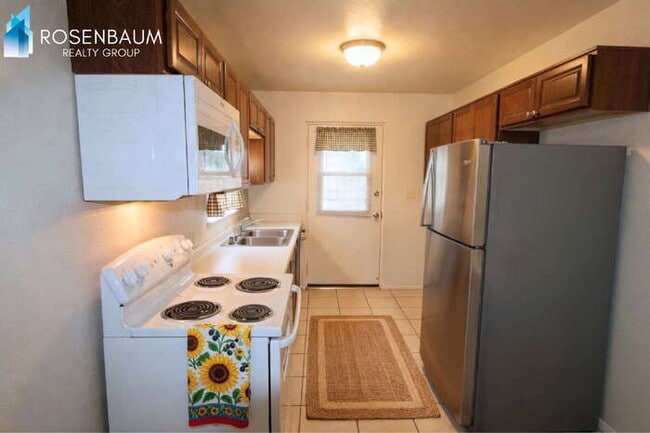 Building Photo - 1006 N Pueblo Dr