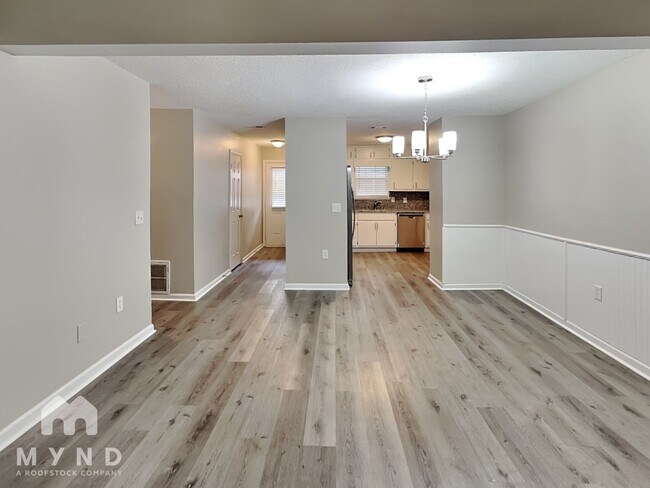 Building Photo - 208 Oak Cir N